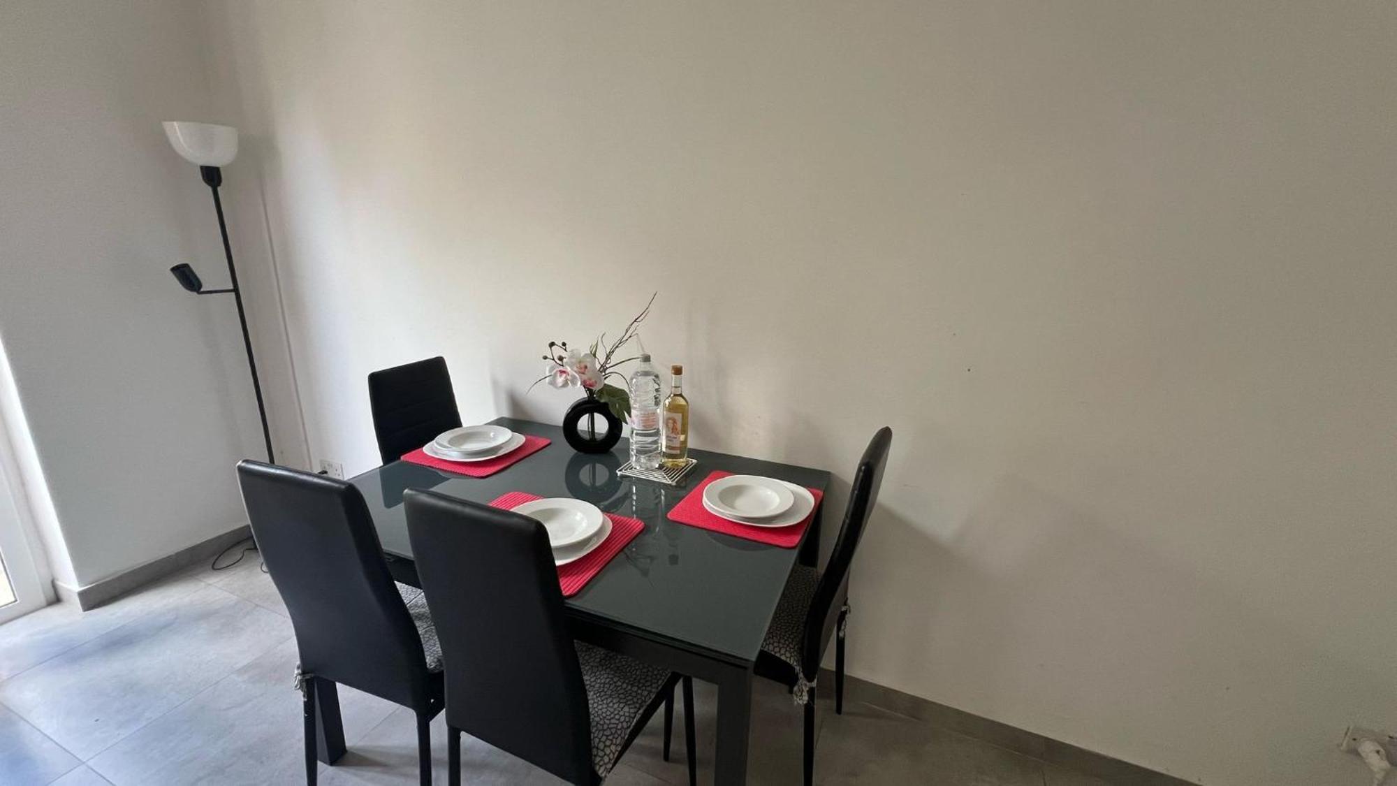 One Bedroom Tea Apartment Il-Gzira Bagian luar foto
